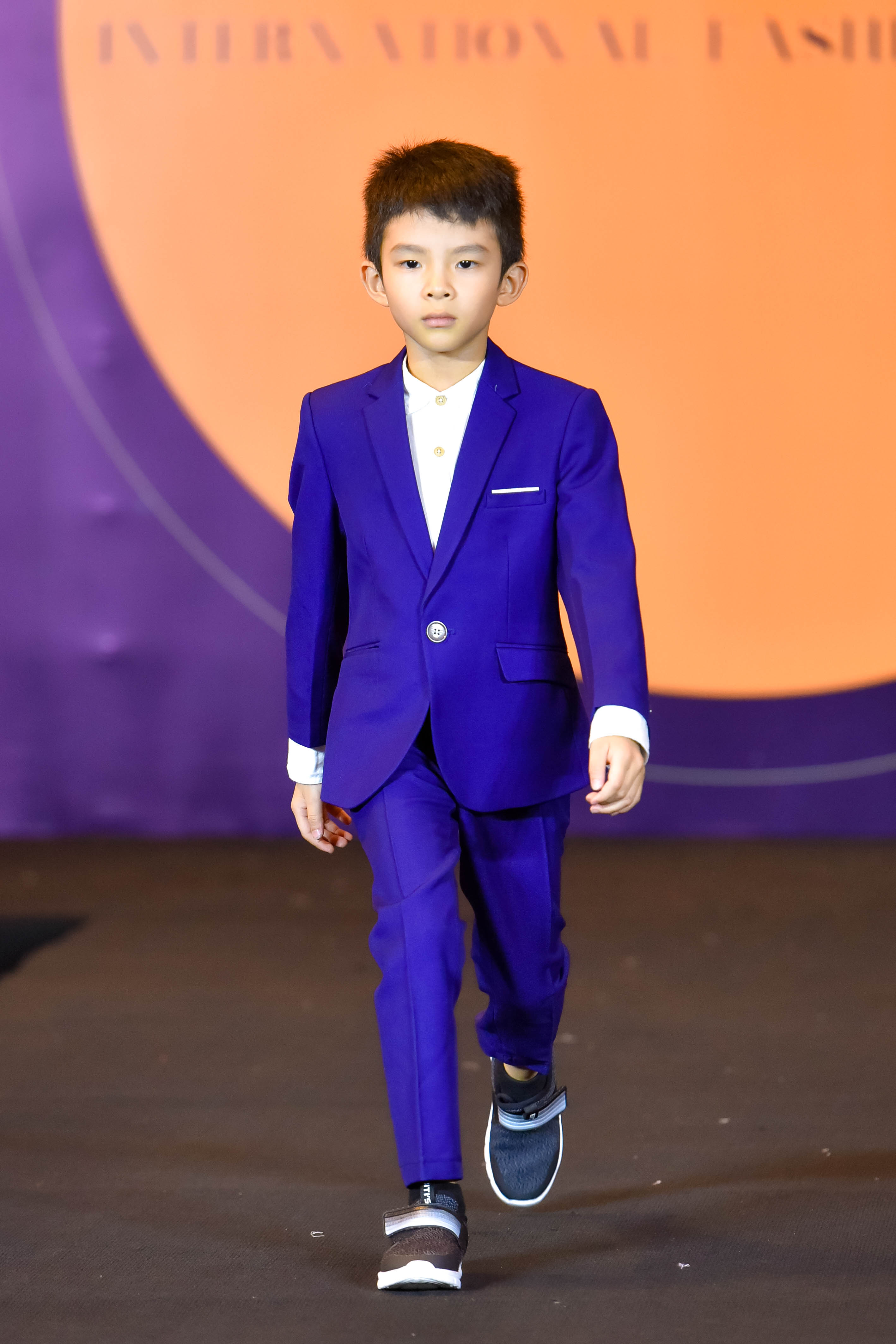 Sàn runway bộ sưu tập vest nam Thu Đông 2020